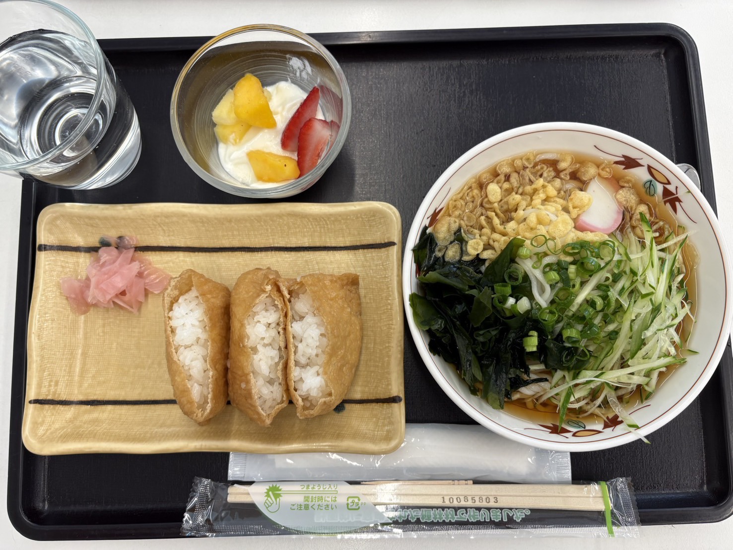 稲荷と冷やしたぬきうどん　苺・マンゴー・パイナップル入りヨーグルト