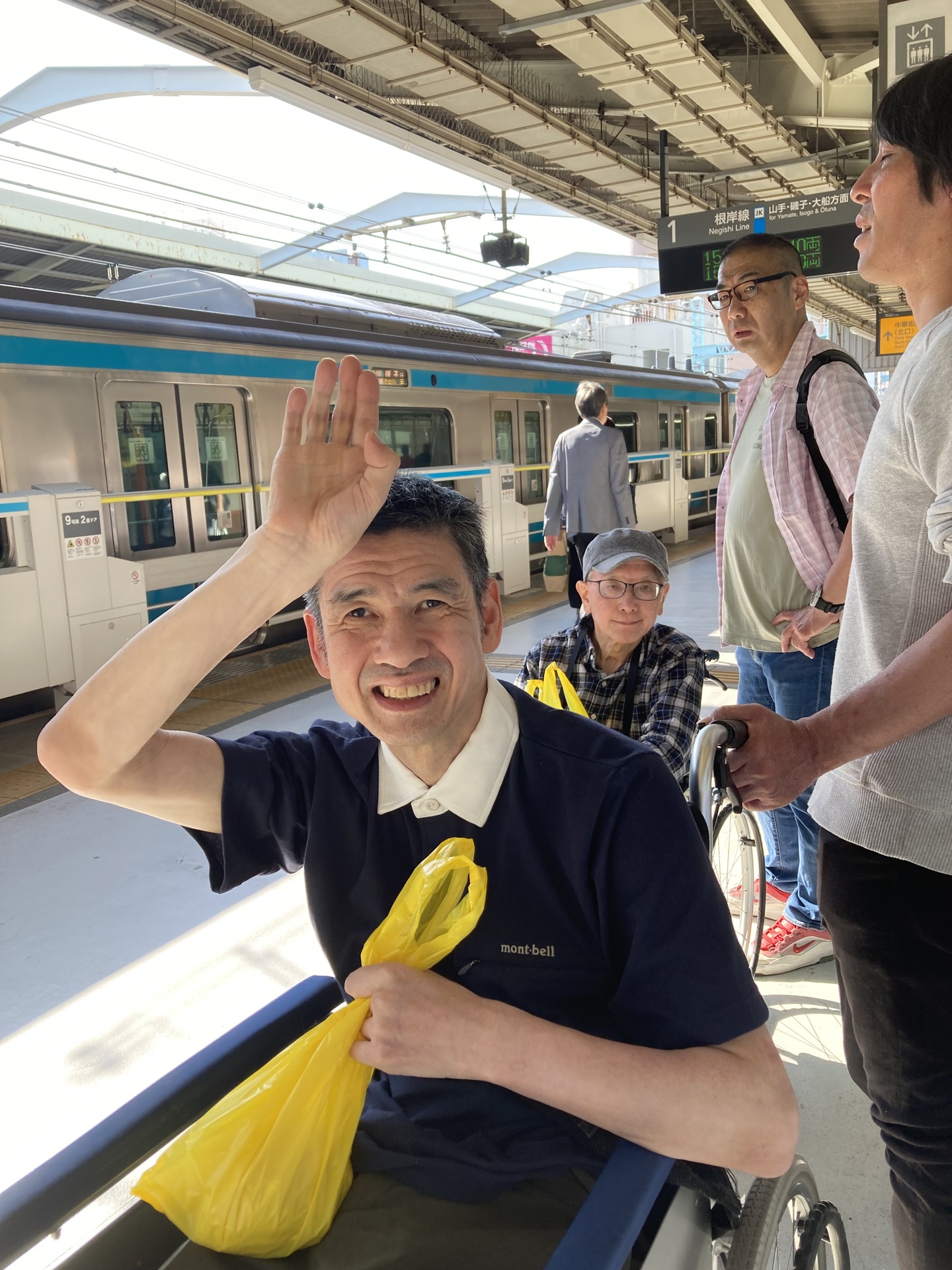 電車を待つK・YさんとH・Sさん
