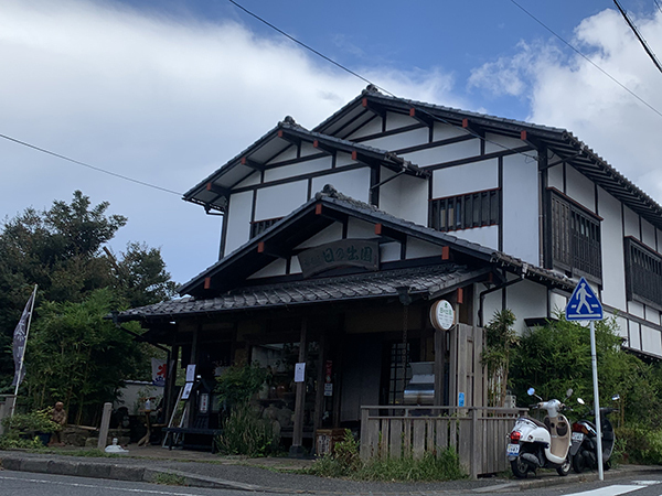 「炒りたてほうじ茶と手作りあんみつ」が有名なお茶屋さん